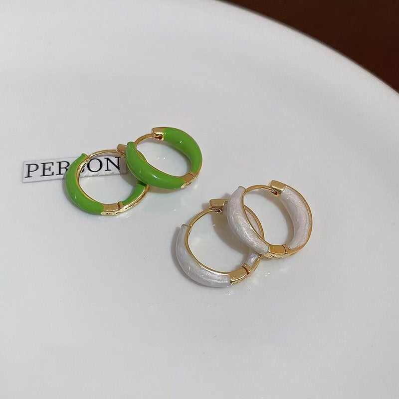 Elegant and fashionable hoop earrings