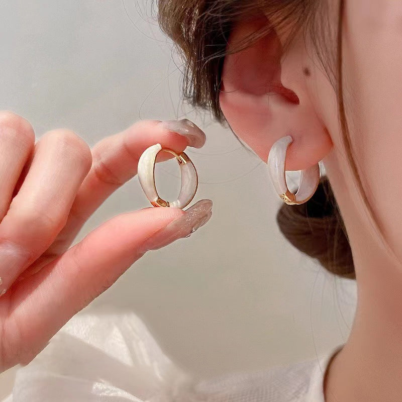 Elegant and fashionable hoop earrings